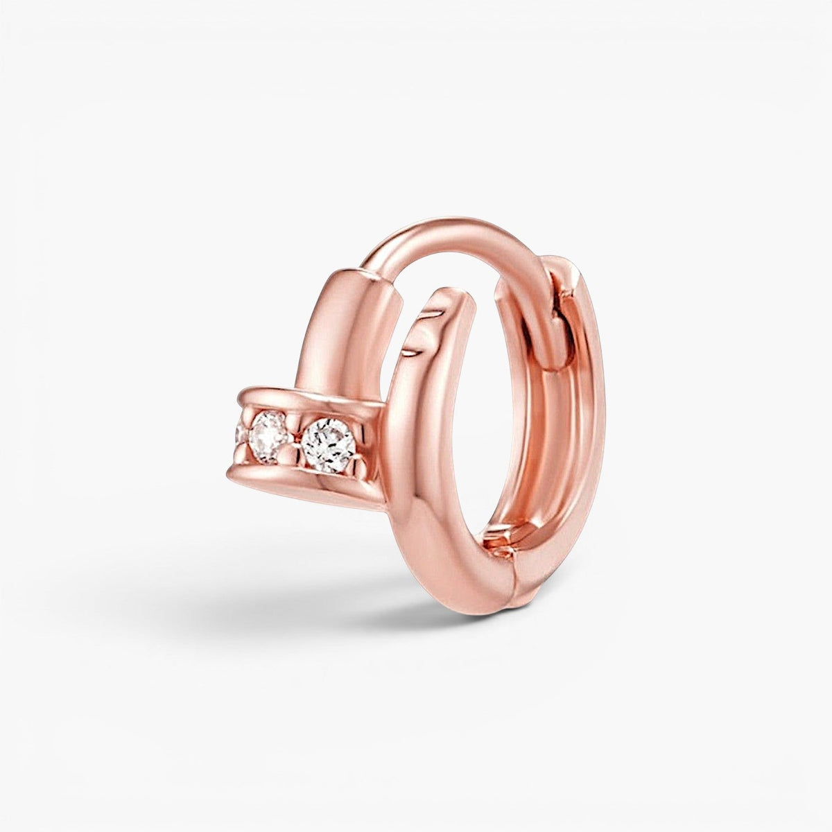 Pendientes de aro huggie de uñas elegantes