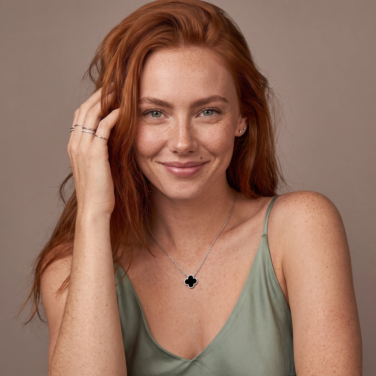 Collier chaîne délicat trèfle noir