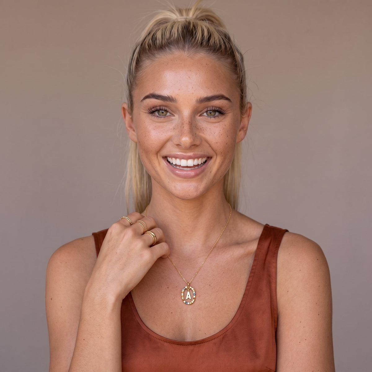 Collier pendentif initiale doré avec pierre colorée