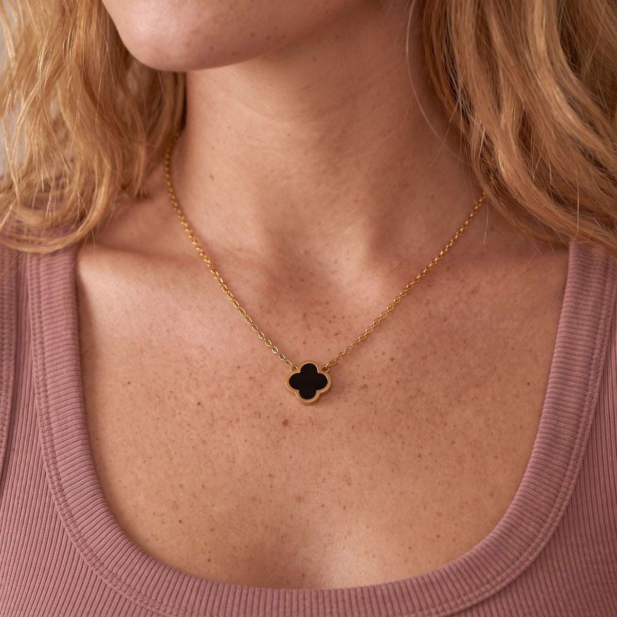 Collar con colgante de trébol de cuatro hojas