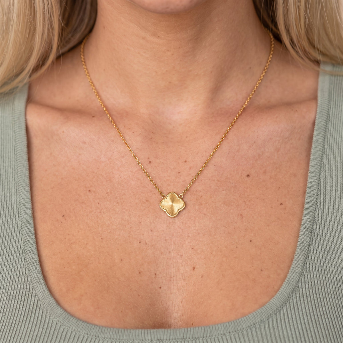 Collar con colgante de trébol de cuatro hojas