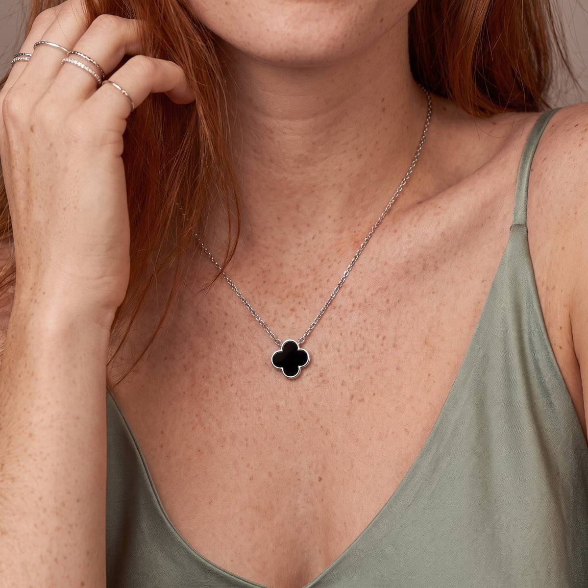Collier chaîne délicat trèfle noir