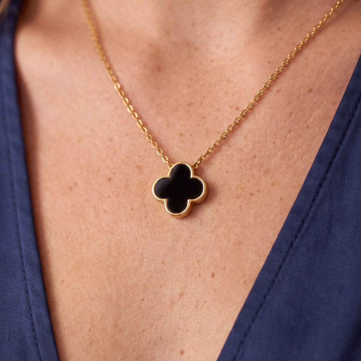 Collier chaîne délicat trèfle noir