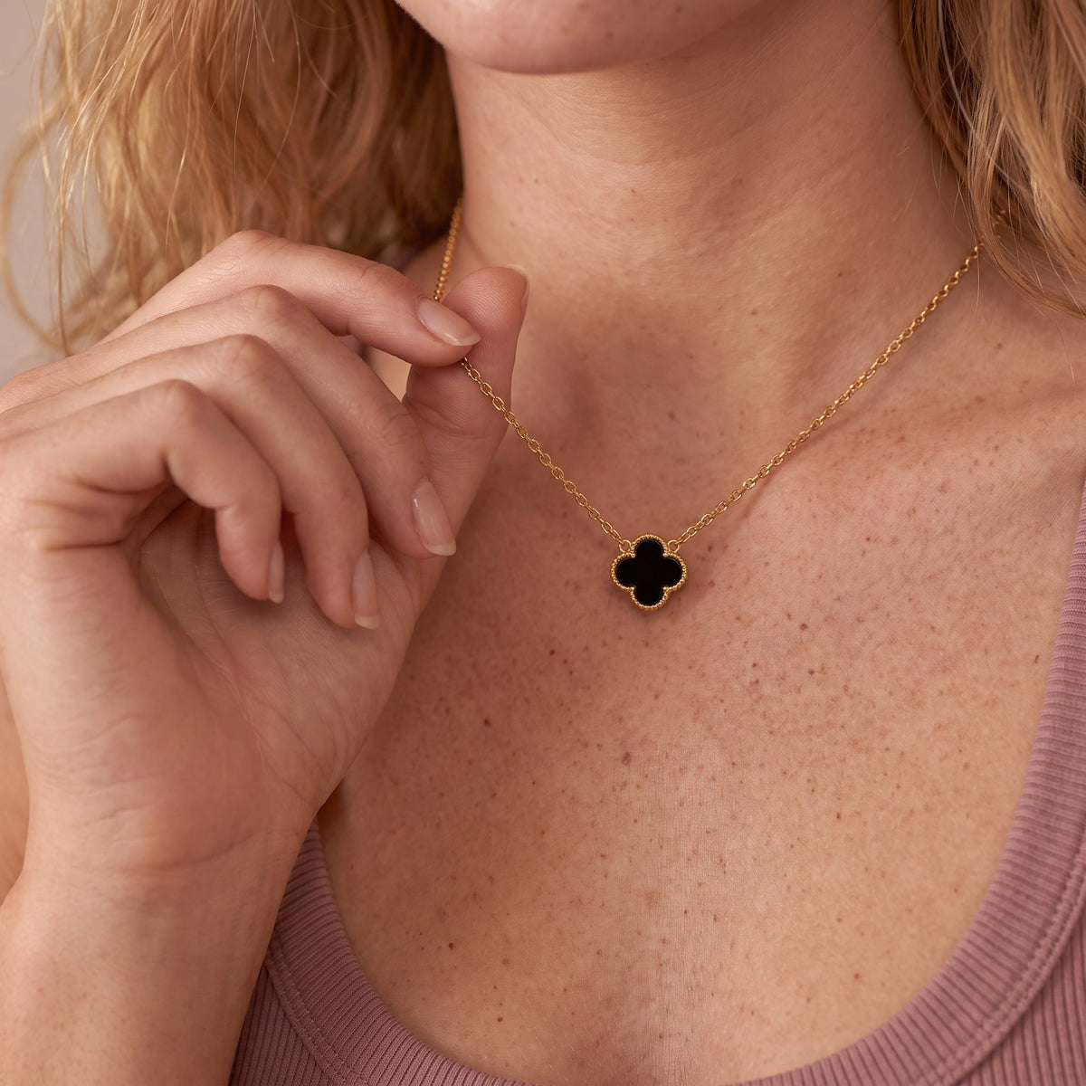 Collar con colgante de trébol de cuatro hojas