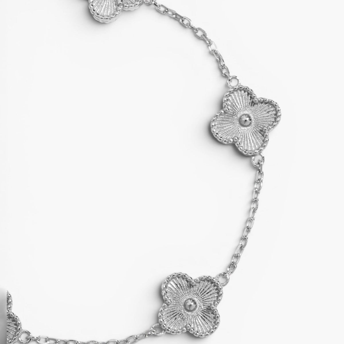 Pulsera de trébol de la suerte detallado
