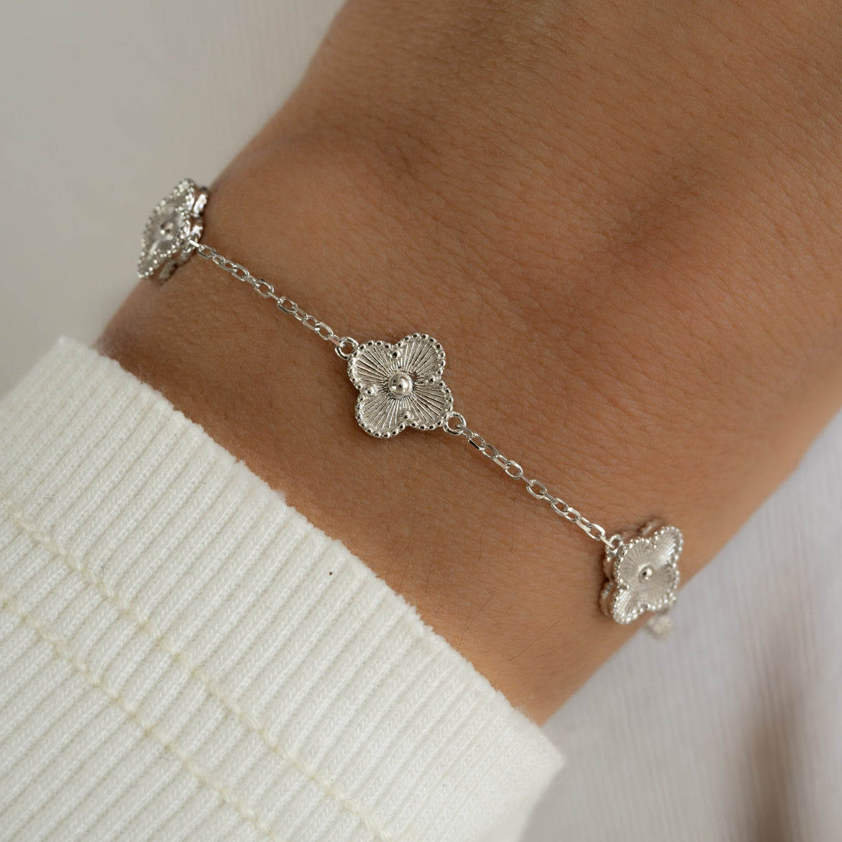Pulsera de trébol de la suerte detallado