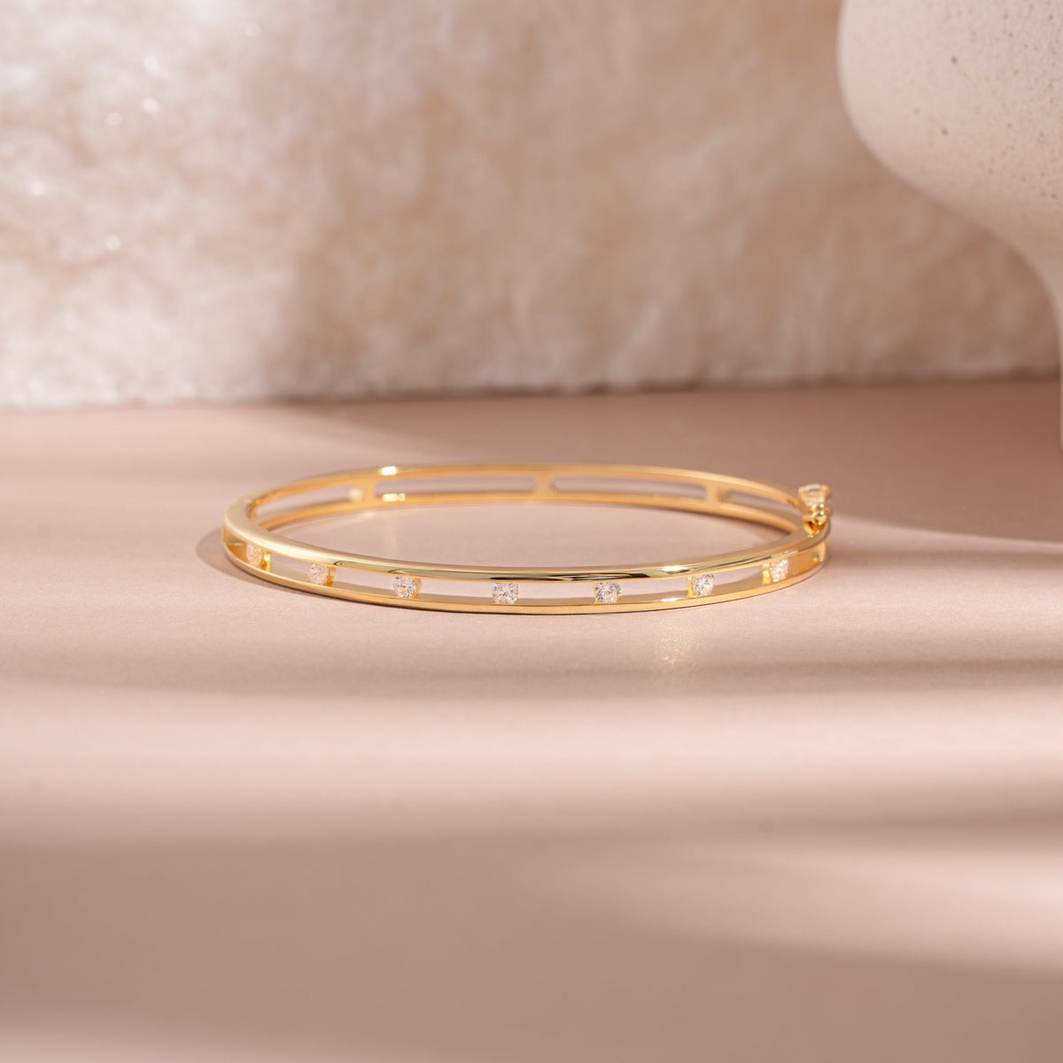 Bracelet jonc élégant serti de pierres