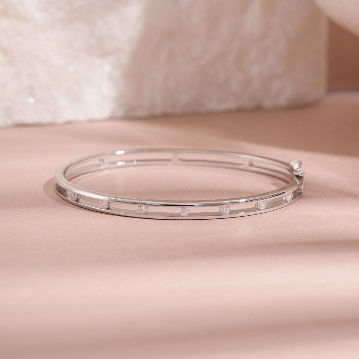 Bracelet jonc élégant serti de pierres
