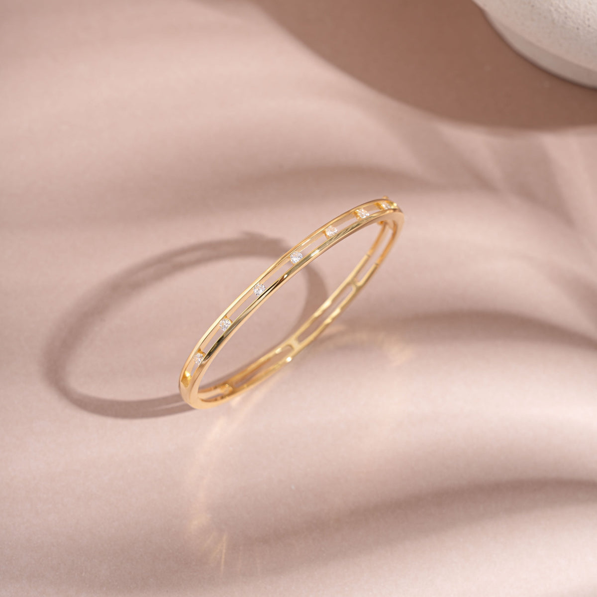 Bracelet jonc élégant serti de pierres