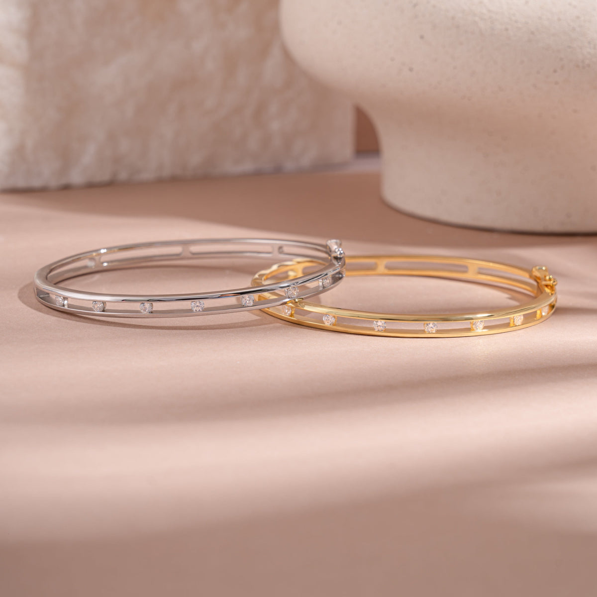 Bracelet jonc élégant serti de pierres