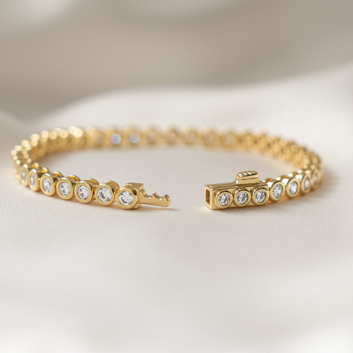 Bracelet tennis rond en zircone cubique sertie clos