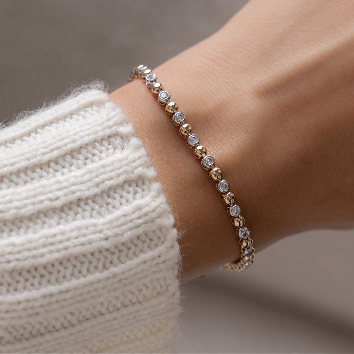 Bracelet tennis bicolore à perles et sertis clos