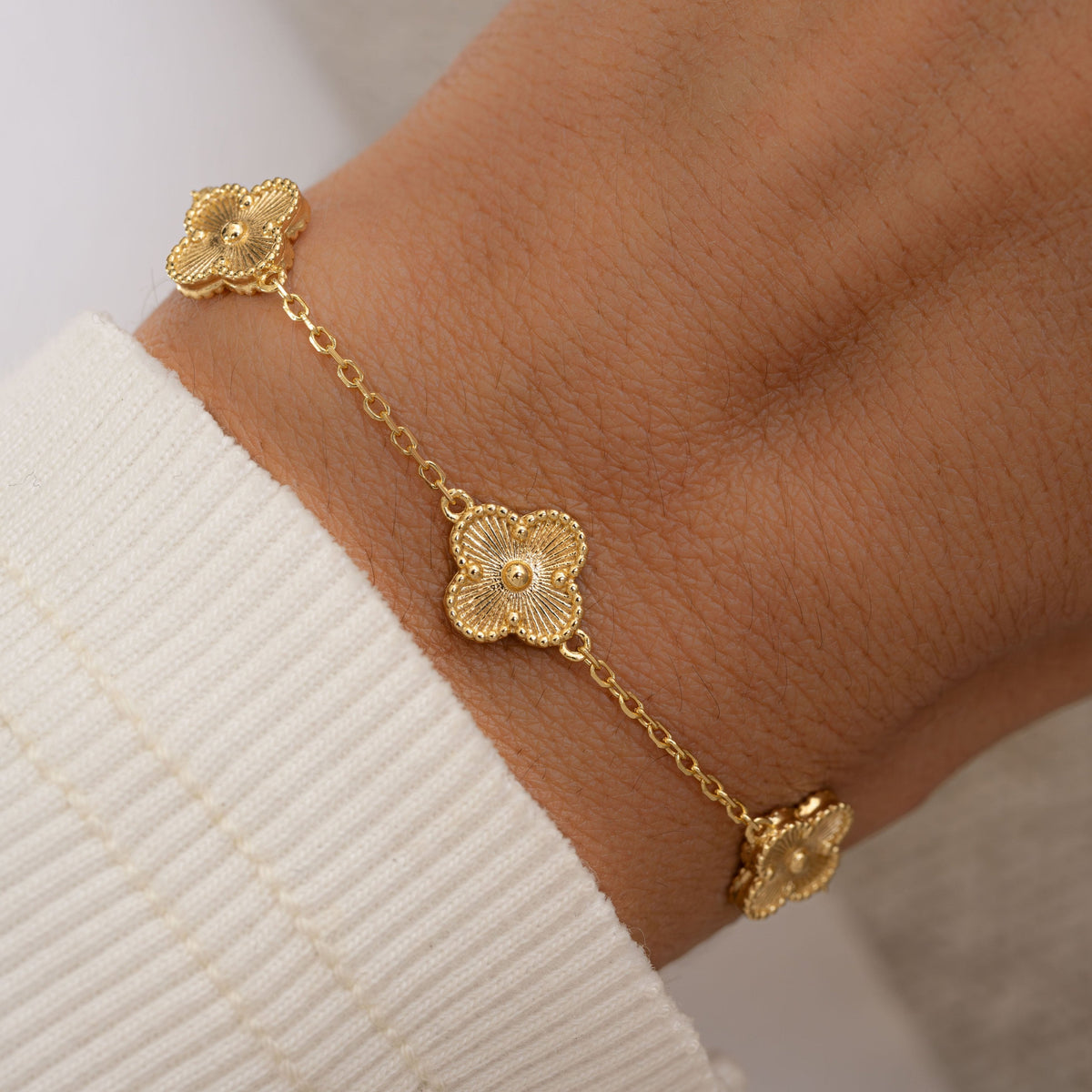 Pulsera de trébol de la suerte detallado