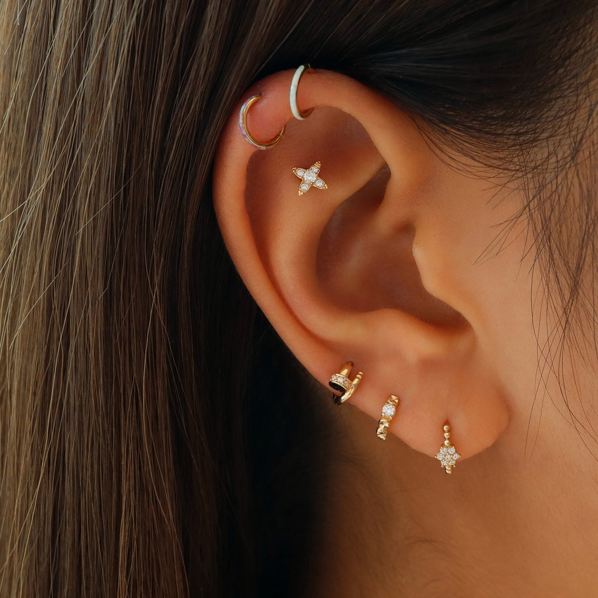 Pendientes de aro huggie de uñas elegantes
