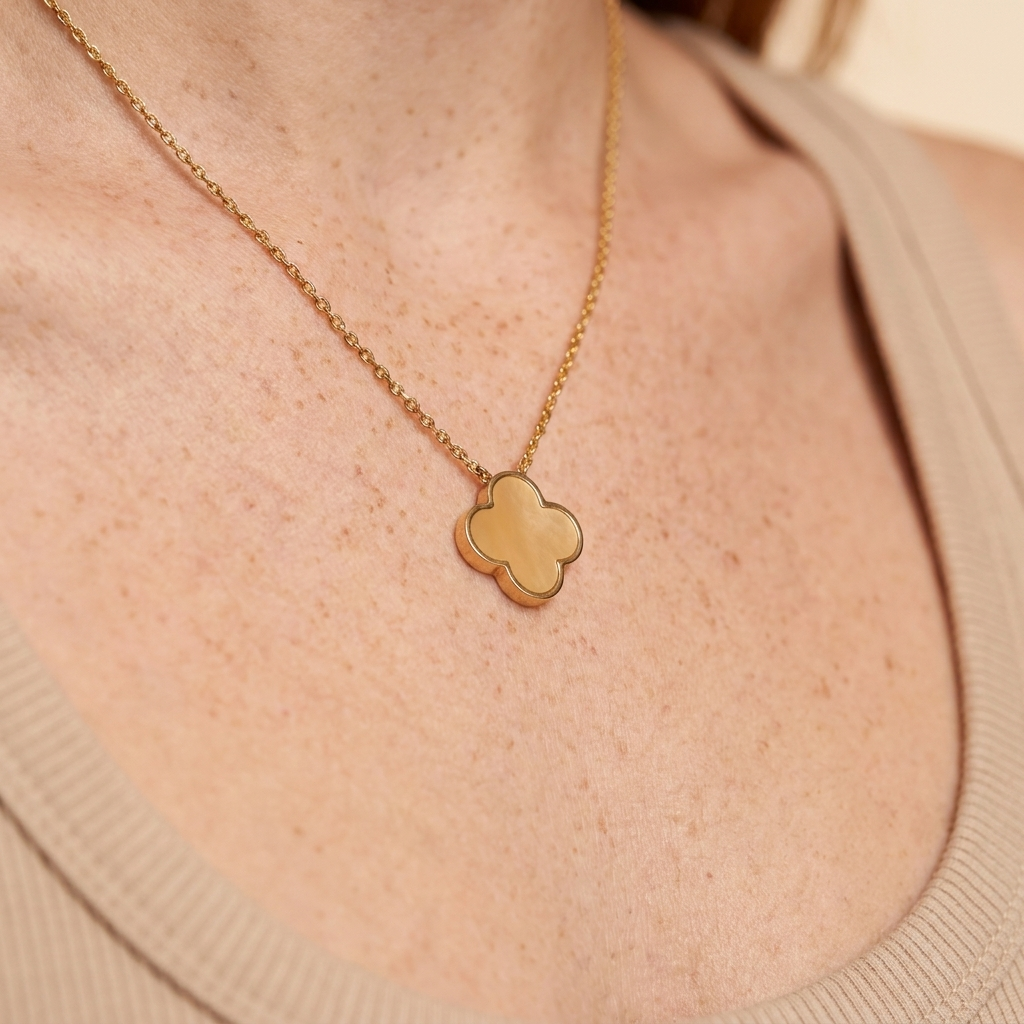 Beige Clover Chain - close-up